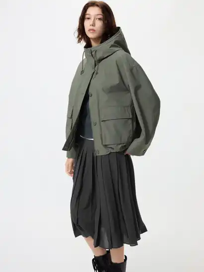 【ユニクロ値下げ】ユーティリティコットンブレンドパーカ 2,990円、コットンボリュームイージーパンツ 1,290円！【女性向け】